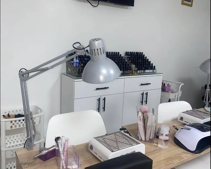 Espace manucure avec décoration soignée