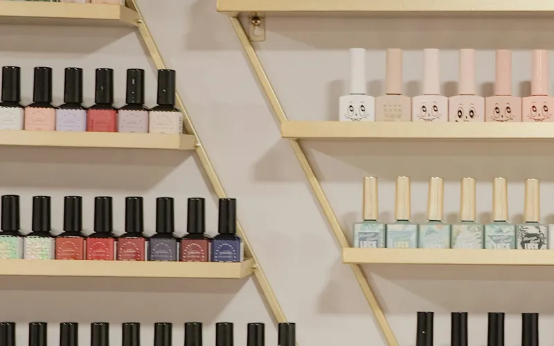 Application de vernis sur ongles